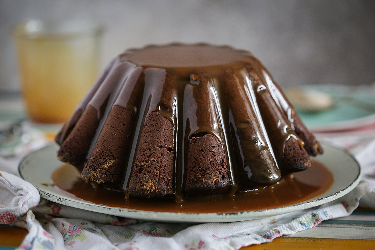 Čokoladni kolač sa karamel prelivom
