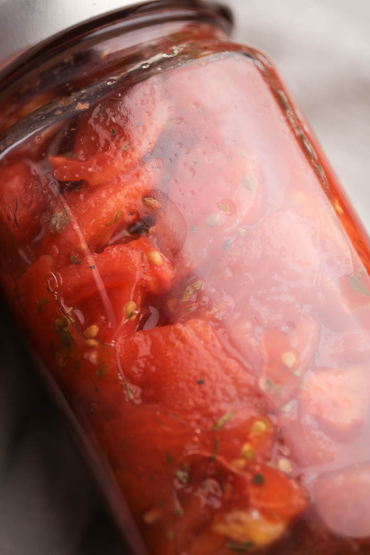 Sveži paradajz u tegli