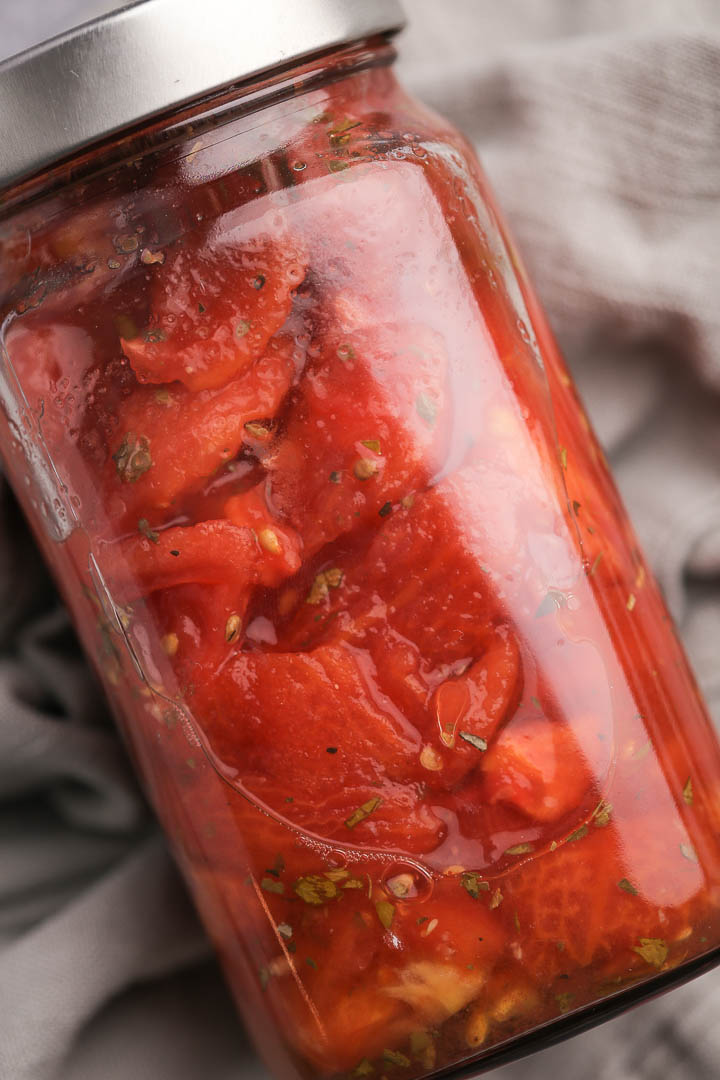 sveži paradajz u tegli