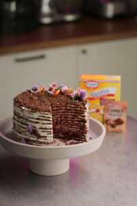 cokoladni medovik sa visnjama